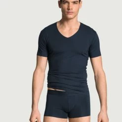 Calida Clean Line Kurzarm-Shirt, V-Neck 8 Calida Clean Line Kurzarm-Shirt, V-Neck -CALIDA shop Calida Clean Line V Shirt clean cut Frackschnitt blau 14885 479 2