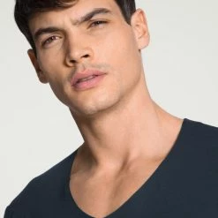 Calida Clean Line Kurzarm-Shirt, V-Neck 9 Calida Clean Line Kurzarm-Shirt, V-Neck -CALIDA shop Calida Clean Line V Shirt clean cut Frackschnitt blau 14885 479 3